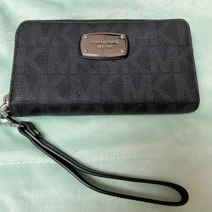 Michael Kors Jet Set Black Wristlet